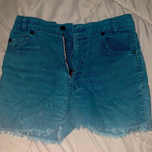 Corduroy, shorts by Levi, they are a thick jean, they appear as light blue - Picture 1 of 4